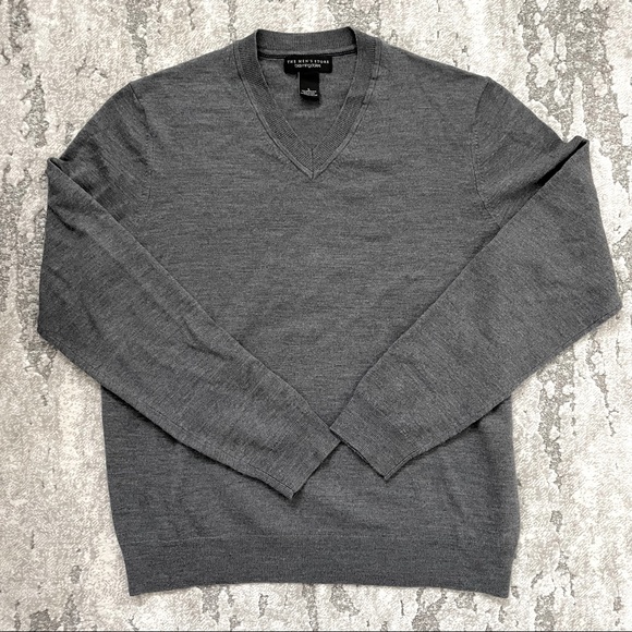 Bloomingdale’s Mens Gray V-Neck Sweater - Picture 1 of 4
